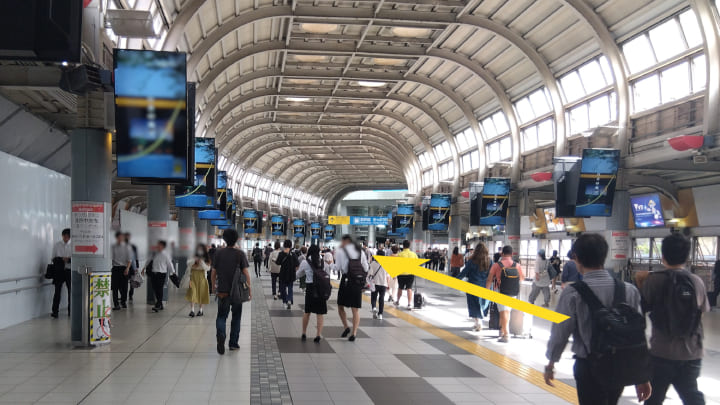 写真：駅ビルの通路