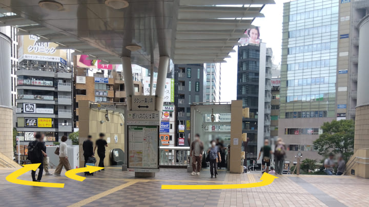 写真：エスカレーター前