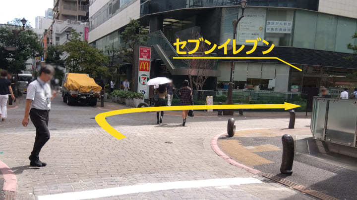 写真：セブンイレブン手前の十字路