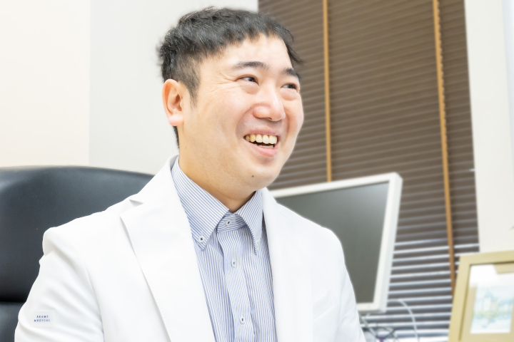 写真:診察室でほがらかに話をする渡邊真也医師