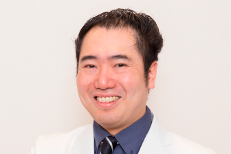 写真:白衣を着た渡邊真也