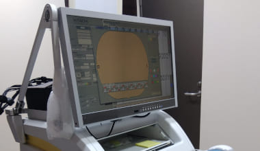 光トポグラフィー検査で使用する機器