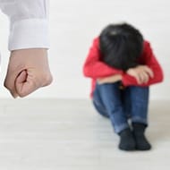 児童虐待がうつ病を引き起こす？