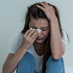 涙もろい、涙が止まらないのはうつ病だから？
